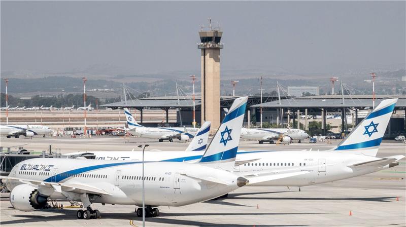 Oman öffnet Luftraum für Flüge von und nach Israel Flugzeuge der israelischen Fluggesellschaft El Al Airlines auf dem Flughafen Ben Gurion International Airport. Vor Oman hatte Saudi-Arabien bereits im Juli 2022 seinen Luftraum für Israel geöffnet.
