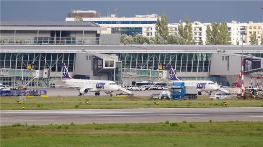 Flugzeuge der polnischen Fluggesellschaft LOT sind am Chopin-Flughafen Warschau geparkt. Polens Regierung plant, bis 2032 einen neuen Großflughafen in der Nähe der Hauptstadt zu bauen.