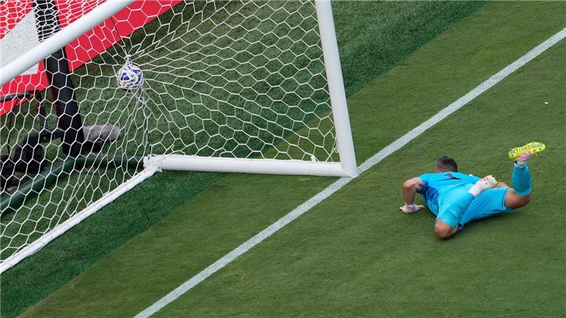 Früherer Fluminense-Azubi schießt Chelsea ins Finale Fluminenses Torwart Fabio kann den Schuss von Chelseas João Pedro nicht abwehren. Der 44-Jährige fliegt ins Leere.