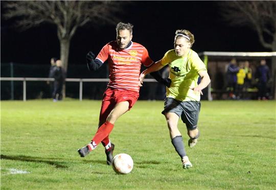 Flutlicht-Spiel beim SC 18 Harlingerode. Der rot gekleidete Tabellenführer der Nordharzliga schlägt den VfR Langelsheim mit 7:2 und baut seine Tabellenführung vor dem Topspiel bei Verfolger FG Vienenburg/Wiedelah am Sonntag aus. Foto: Neuendorf