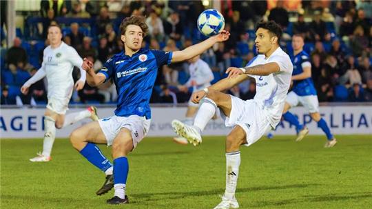 Flutlicht und ein gut gefülltes Osterfeldstadion sorgen für tolle Stimmung: Hier eine Szene mit Goslars Tobias Keil (l.) und Bad Harzburgs Slavcho Uzunov.Foto: Drechsler