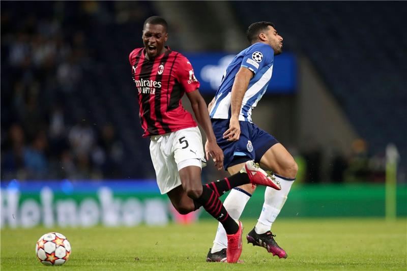 Medien: Milan-Profi Ballo-Touré sagt Werder Bremen ab Fode Ballo-Toure (l) vom AC Mailand und Mehdi Taremi von Porto stoßen zusammen.