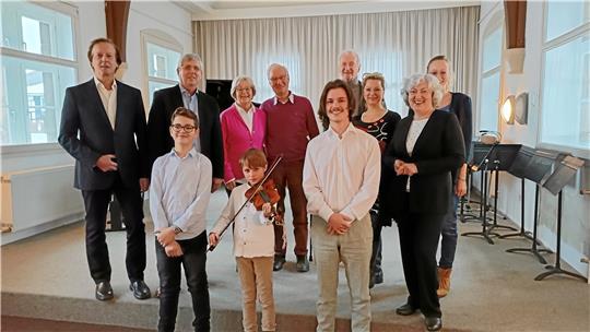 Förderer und Lehrer und allen voran die jungen Musiker (1. Reihe v.li.) Stefan Rachev, Konrad Braun und Jared Grosser.  Foto: Kempfer