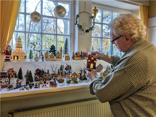 Förderkreis-Mitglied und Museumsfreund Günter Baudach kümmert sich um die stimmungsvolle Beleuchtung.