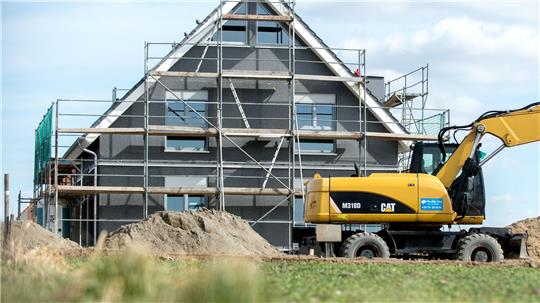 Fördermittel gibt es für Häuser mit bestimmtem Energiestandard und umweltfreundlicher Heizung. (Illustration)