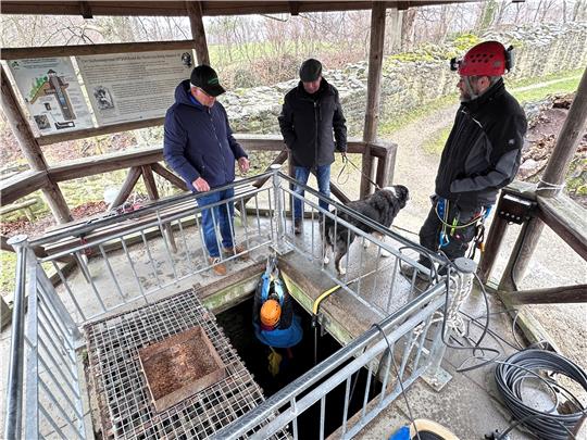 Fördervereins-Vorsitzender Dirk Junicke (l.) und sein Vize Reinhard Vierke besprechen mit Cristian Nitulescu die Position der Lampen, während Raquel Daza Brunet gerade aus dem Brunnen geklettert kommt. Fotos: Schlegel/ Cavelighting