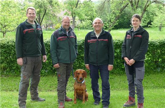 Förster Jan Fischer (l.) hat Nachfolger Björn Kulcke mit Jagdhund Ivar, eingearbeitet. Amtsleiter Henning Geske und Betriebsdezernentin Jella Rebentische-Weikert begrüßen den neuen Kollegen im Forstamt Seesen.  Quelle: Landesforsten.
