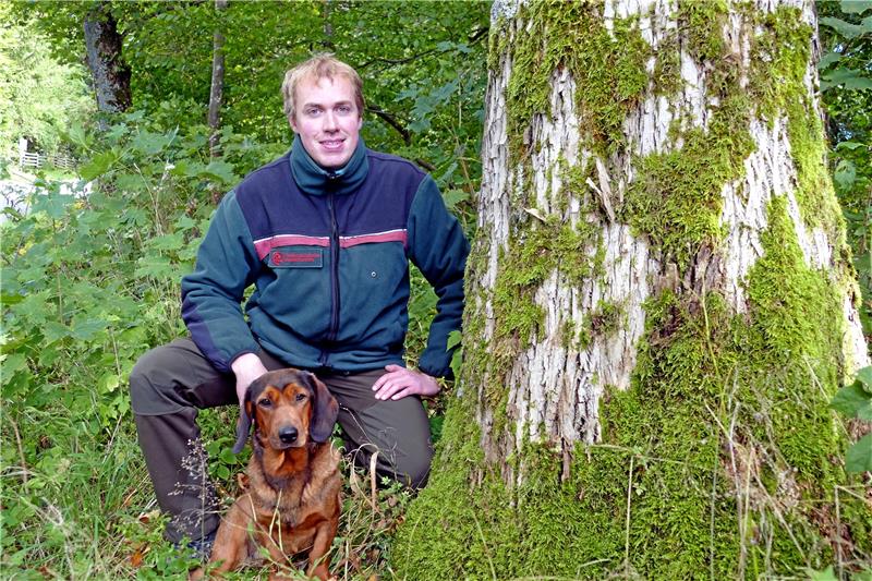 Förster Jens Metje pflegt die Wälder östlich der Okertalsperre im Revier Ahrendsberg. Quena begleitet ihn bei der Arbeit. Die Alpenländische Dachsbracke ist als Jagdhündin im Rotwildrevier unentbehrlich.  Foto: Landesforsten