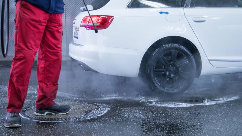 Glänzend sauber: So waschen Sie das Auto wie ein Profi Fokus auf die Felgen: Eine Vorwäsche verbessert das Ergebnis der Waschanlage.