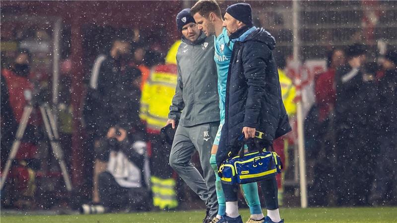 Feuerzeug-Eklat um Union: Bochum darf 2:0-Sieg behalten Folge des Feuerzeugwurfs: Torwart Patrick Drewes wird vom Platz geführt