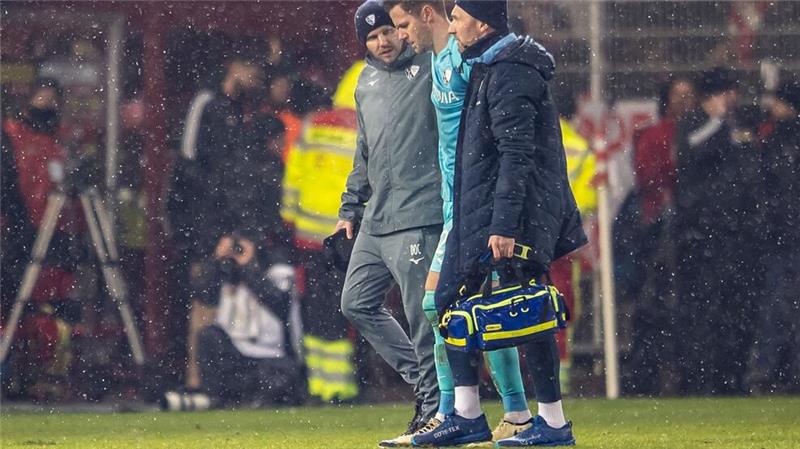 Union Berlin legt Berufung gegen DFB-Urteil ein Folge des Feuerzeugwurfs: Torwart Patrick Drewes wird vom Platz geführt