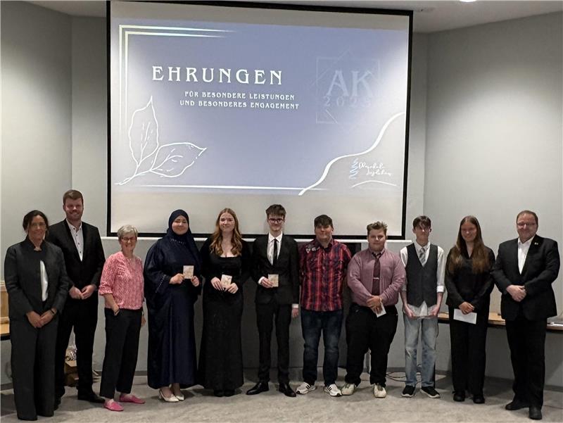 Folgende Schülerinnen und Schüler werden für besondere schulische Leistungen oder hervorzuhebendes soziales Engagement geehrt: Sophie Schumann, Rümeysa Atar, Fiona-Celine Kohlmann, Lennox Schäder, Jason Neumann, Dominik Menger, Max Möller. Außerdem auf dem Foto: Klaus Scheller, Nicole Lüders, Nico Kruppki und Julia Steinmann.