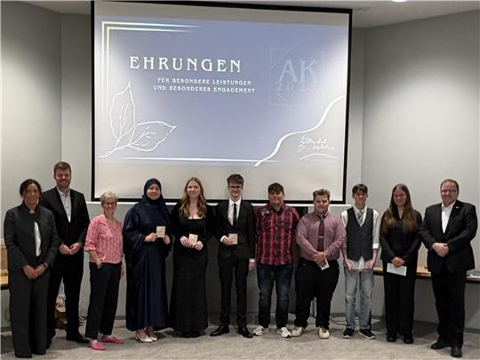 Folgende Schülerinnen und Schüler werden für besondere schulische Leistungen oder hervorzuhebendes soziales Engagement geehrt: Sophie Schumann, Rümeysa Atar, Fiona-Celine Kohlmann, Lennox Schäder, Jason Neumann, Dominik Menger, Max Möller. Außerdem auf dem Foto: Klaus Scheller, Nicole Lüders, Nico Kruppki und Julia Steinmann.