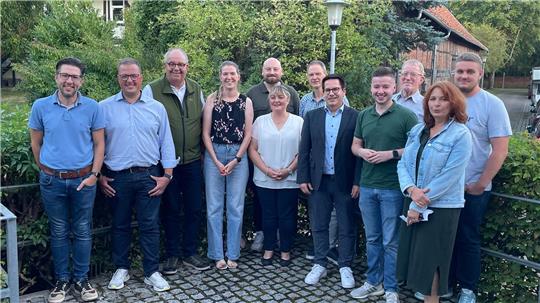 Folgende Vorstandsmitglieder sind zu sehen: (v.l.) Marc Samel (Kassierer), Jan Schröder (Vors. SPD UB Wolfenbüttel), Michael Hausmann (Vorsitzender), Merle Stegemann (stv. Vorsitzende), Niklas Rollwage (stv. Vorsitzender), Gabi Glinka (Beisitzerin), Frank Biewendt (stv. Kassierer), Martin Albinus (Vorstandsmitglied SPD UB Wolfenbüttel), Max Weilbier (stv. Vorsitzender SPD UB Wolfenbüttel) Hartmut Kawlath (Schriftführer), Kathrin Wondra (stv. Schriftführerin), Max Glinka (Beisitzer).