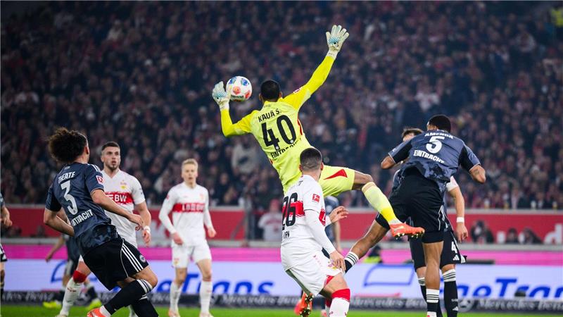 Folgenschwerer Fehler: Frankfurts Torwart Kaua Santos beim 1:1.