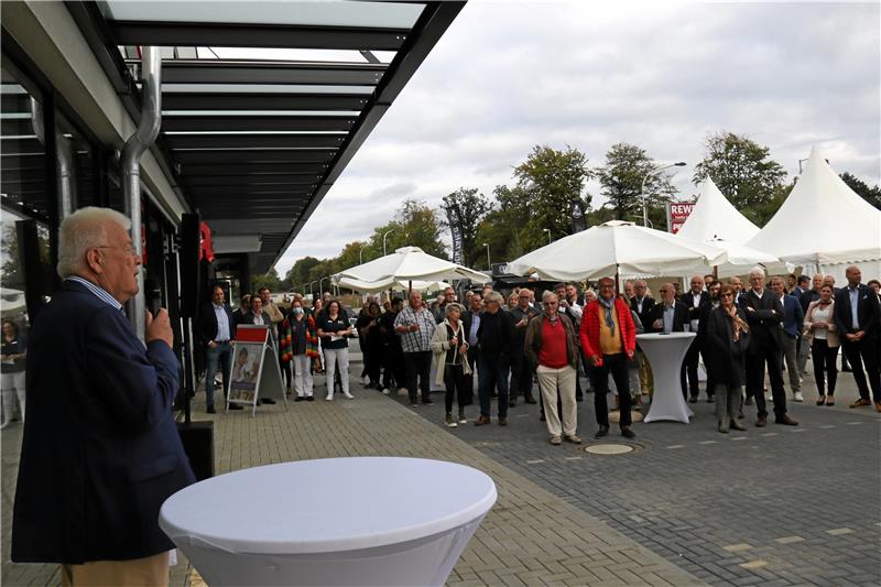 Fliegerhorst Nord: 1,6 Kanal-Kilometer pünktlich verlegt Folkert Bruns (links) eröffnet das Gesundheitszentrum. Archivfoto: Hartmann