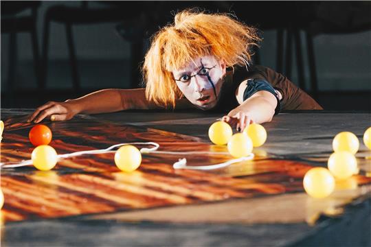 „For all we know“: Rotary-Stipendiaten zeigen am Samstag im Probenzentrum der Gandersheimer Domfestspiele ihr im Frühjahr erarbeitetes Stück.  Foto: Julia Lormis