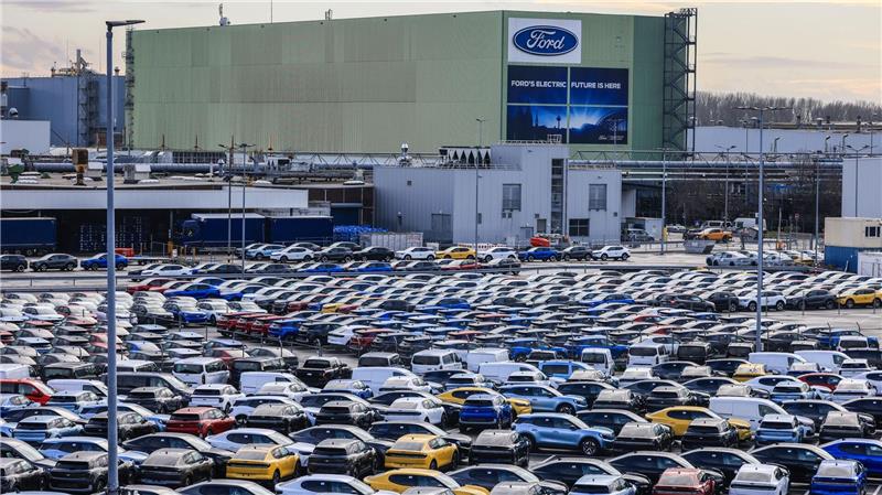 Warnstreiks bei Ford - IG Metall fordert Insolvenzschutz Ford-Elektroautos auf einem Kölner Parkplatz - ihr Verkauf läuft schleppend.