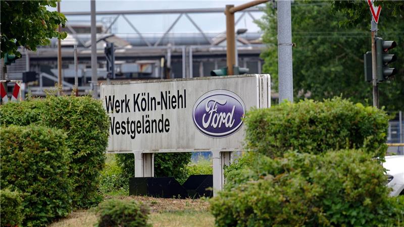 Ford-Logo an einem Werkstor des Autobauers, der in Köln noch große Flächen hat - obwohl er personell schon seit langem schrumpft.