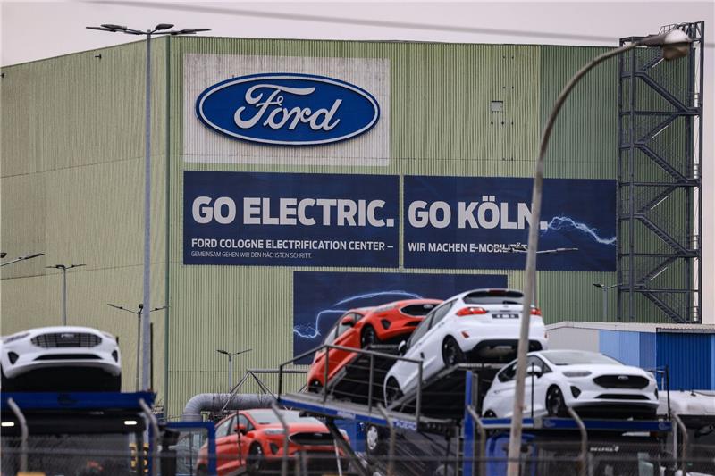 Ford setzt seine Schrumpfkur fort Ford ist im Umbruch, der Autokonzern schwenkte relativ spät auf Elektrokurs ein. In diesem Jahr sollen die ersten in Europa hergestellten reinen Ford-Elektroautos in Köln vom Band rollen, das Verbrennermodell Fiesta wird hingegen eingestellt.