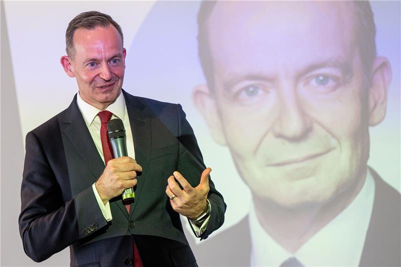 Wissing: Maßvolle KI-Regulierung muss schnell kommen Fordert, dass Transparenz und Demokratie durch eine klare Regulierung sichergestellt werden: Volker Wissing.
