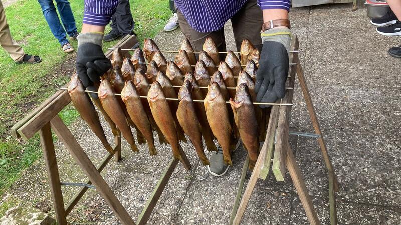 Forellenräuchern steht wieder auf dem Programm der Fisch- und Angelwoche.