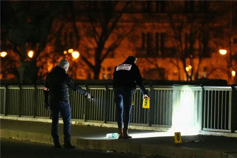 Forensiker der Polizei sind am Tatort einer Messerstecherei im Einsatz. Ein mutmaßlicher Islamist hat in Paris einen deutschen Touristen getötet.