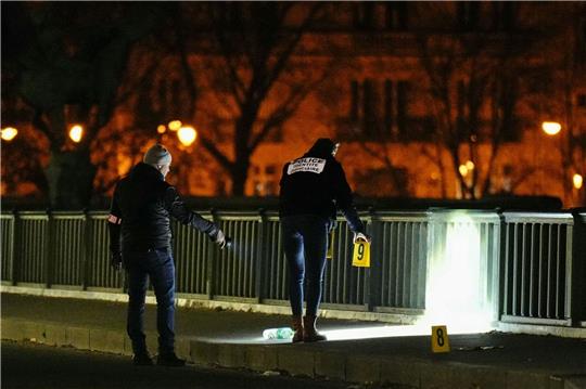 Forensiker der Polizei sind am Tatort einer Messerstecherei im Einsatz. Ein mutmaßlicher Islamist hat in Paris einen deutschen Touristen getötet.