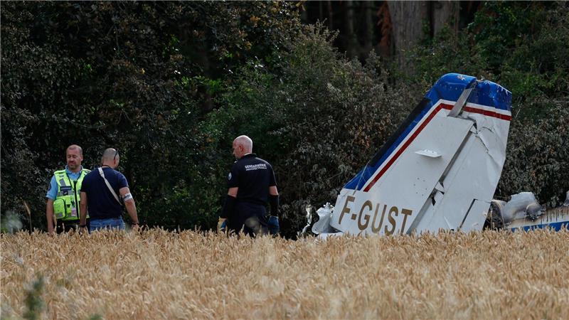 Forensiker untersuchen das Wrack einer Cessna 421 in der westfranzösischen Gemeinde La Baule.