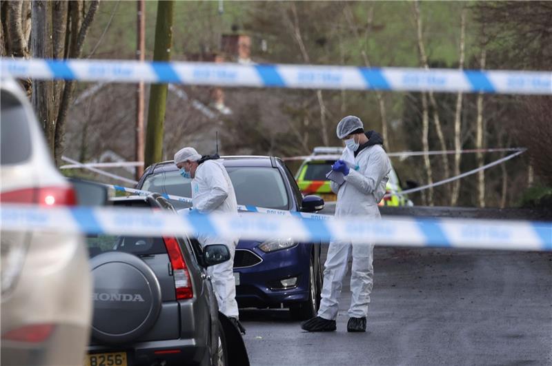 Nordirland: Schüsse auf Polizisten als Terror eingestuft Forensische Ermittler am Tatort im Einsatz.
