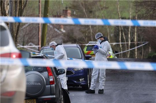 Forensische Ermittler am Tatort im Einsatz.