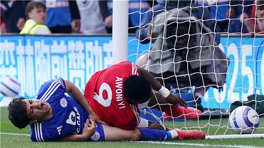 Forest-Stürmer Awoniyi (r) soll aus dem Koma erwacht sein.