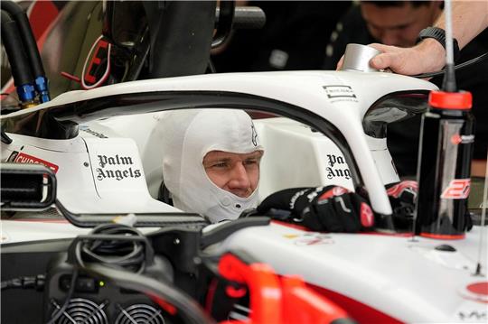 Formel-1-Pilot Nico Hülkenberg sitzt bei Testfahrten in Sakhir im Haas-Boliden.
