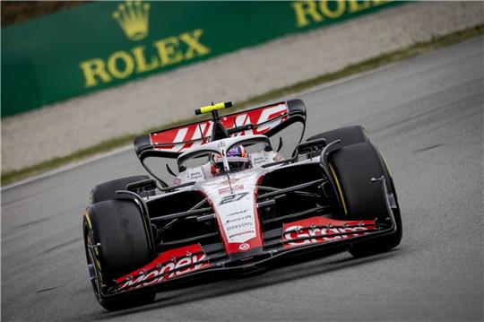 Formel-1-Pilot Nico Hülkenberg steuert den Haas-Boliden auf der Strecke.