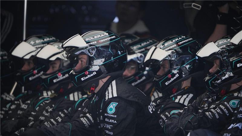 Formel-1-Weltmeisterschaft, Grand Prix von China, Sprintrennen. Die Crew des Mercedes-Piloten George Russell aus Großbritannien wartet während des Sprintrennens.