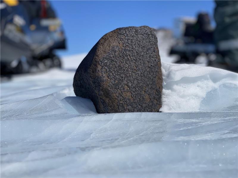 Forschende aus Belgien haben einen 7,6 Kilogramm schwerer Meteoriten in der Antarktis entdeckt.