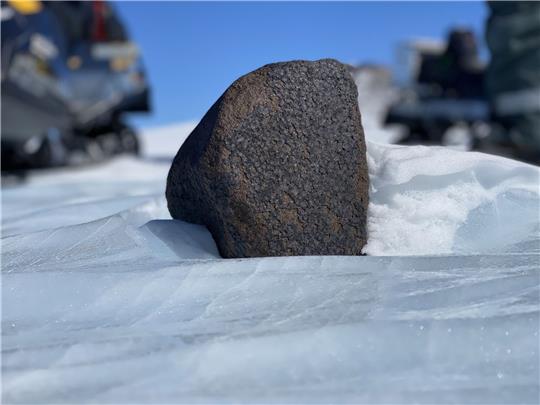 Forschende aus Belgien haben einen 7,6 Kilogramm schwerer Meteoriten in der Antarktis entdeckt.