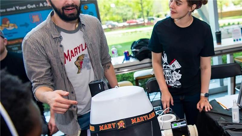 Forschende stellen einen Prototypen der smarten Unterhose vor.