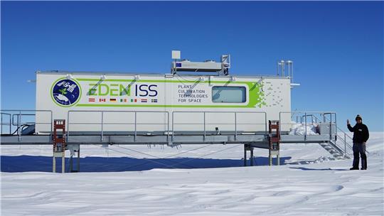 Forscher Paul Zabel verabschiedet sich vom Gewächshaus «Eden ISS».