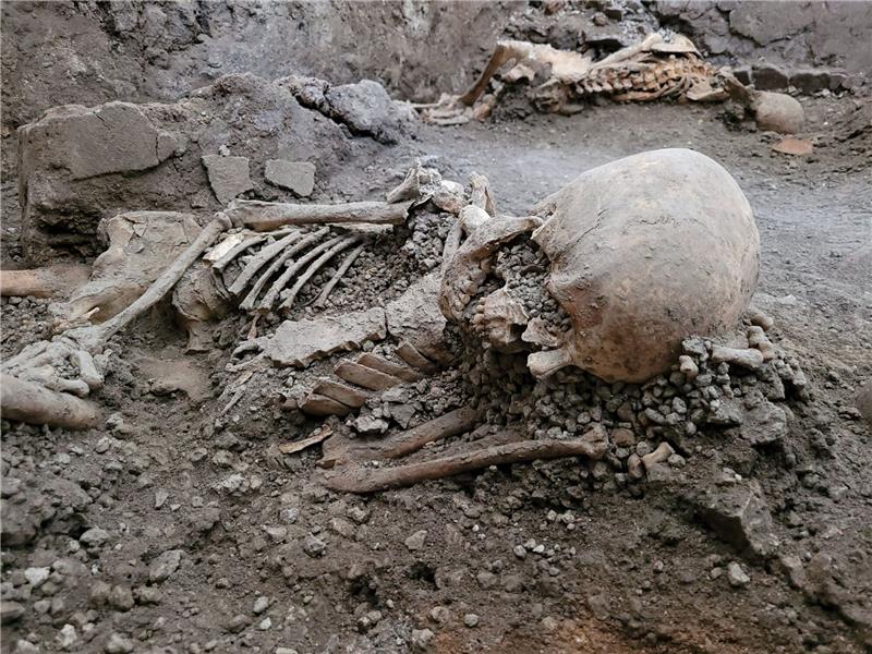 Forscher entdecken Skelette von Erdbebenopfern in Pompeji Forscher haben auf dem archäologischen Gelände der versunkenen Stadt Pompeji in Italien zwei Skelette gefunden.