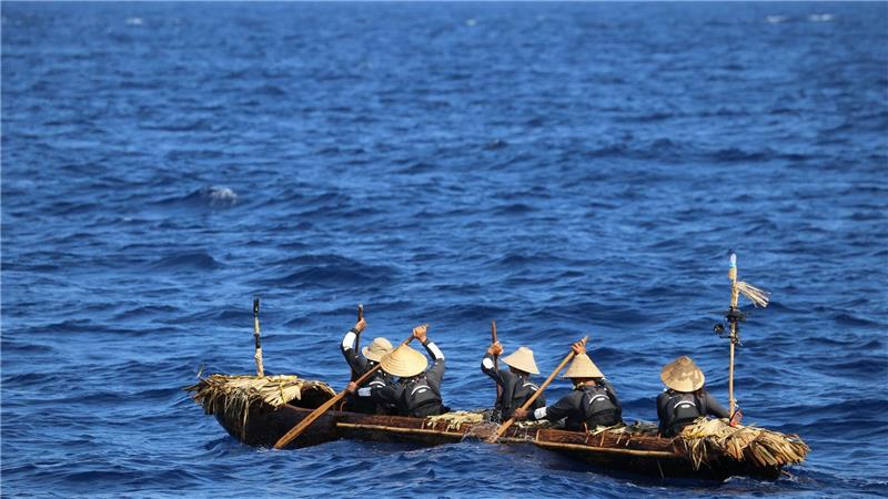 Steinzeit-Kanu bewältigt tückische Meeresströmung Forscher paddeln mit einem selbstgebauten Kanu über das Wasser.