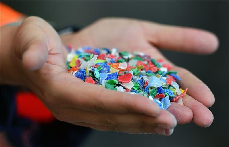 Mikroplastik: Forschung will nachhaltige Kunststoffe Forscher wollen eine Pflicht für die Industrie, sämtliche Inhaltsstoffe ihres Plastik offen zu legen.