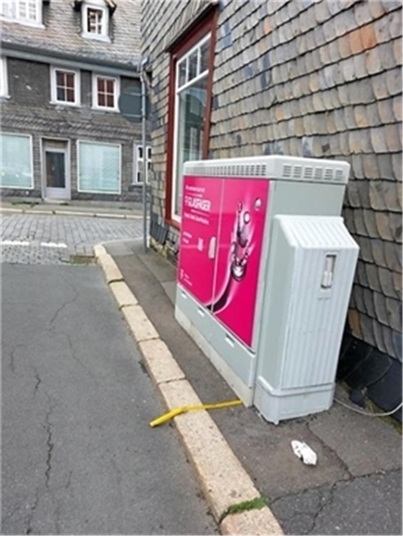 Goslarer Altstadt: Schreiende Magenta-Farben mitten im Welterbe Forststraße: Rollatorfahrer müssen hier auf die Fahrbahn ausweichen. Foto: Privat