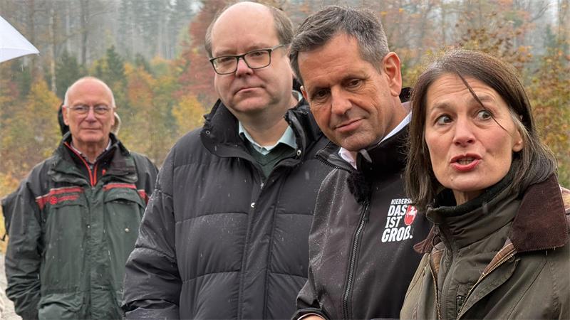 Das Foto zeigt drei Männer und eine Frau.