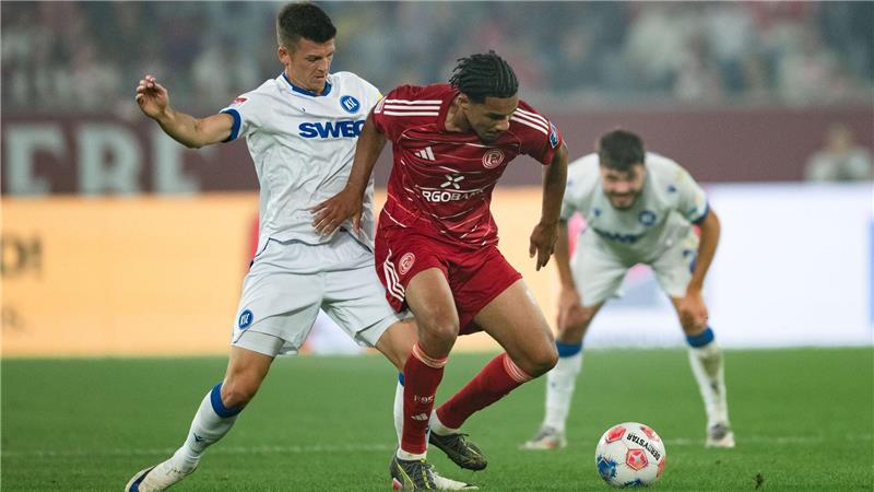 Fortunas Kenneth Schmidt und Marvin Wanitzek (l) im Zweikampf