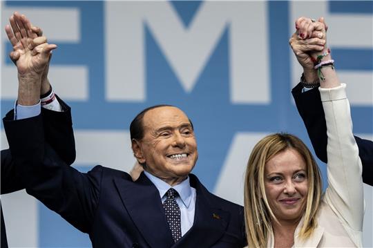 Forza-Italia-Chef Silvio Berlusconi und die Vorsitzende der rechtsradikalen Fratelli d'Italia, Giorgia Meloni, gemeinsam im Wahlkampf.