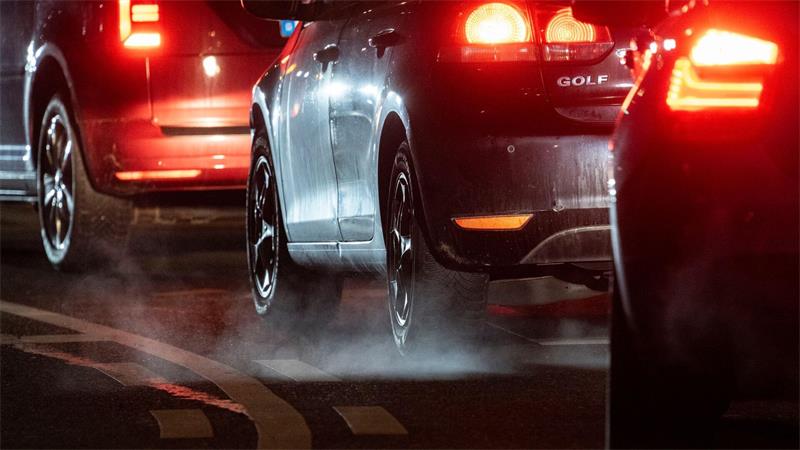 Fossile Kraftstoffe dominieren weiterhin den Energieverbrauch des Verkehrssektors. (Symbolbild)