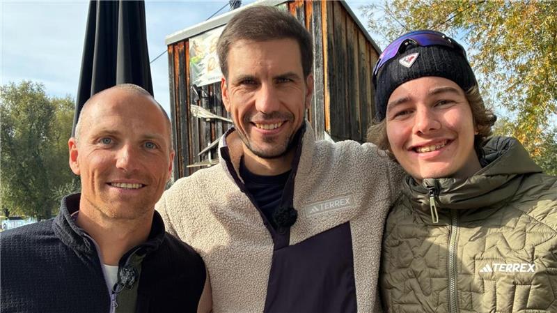 Foto mit zwei Olympiasiegern: Aaron Jakobs vom WSV Clausthal-Zellerfeld (r.) bringt vom Loop One Festival in München unter anderem einen Schnappschuss mit Erik Lesser (l.) und Arnd Peiffer mit. Foto: Privat