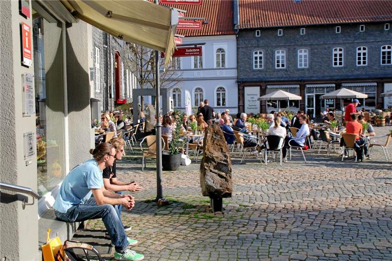 Foto oben: Lange war er der Stein des Anstoßes, bis 2010 die Entscheidung fiel, den Gedenkstein für 750 Jahre Knappschaft mit dem Rammelsberg als Wiege der Sozialversicherung vor der Touristinformation aufzustellen. Foto unten: Die Tage der Knappschaft in der Straße „Im Schleeke“ sind gezählt.  Fotos: Kempfer/Epping