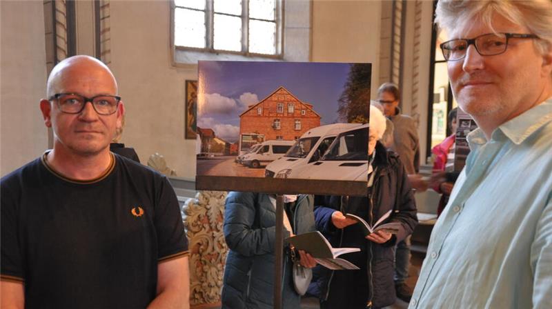 Fotograf Mark Mühlhaus (l.) und Dr. Frank Ahrens vom Goslarer Bündnis gegen Rechtsextremismus eröffnen die Ausstellung „(Un-)Sichtbarer Terror – Orte rechter Gewalt in Deutschland“ am Sonntagnachmittag in der Jakobi-Kirche.